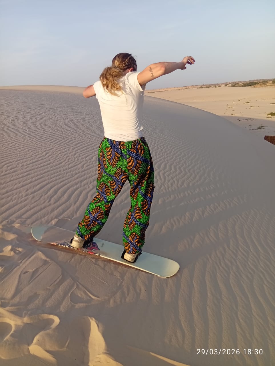 Sandboard dans le désert de Lompoul au Sénégal